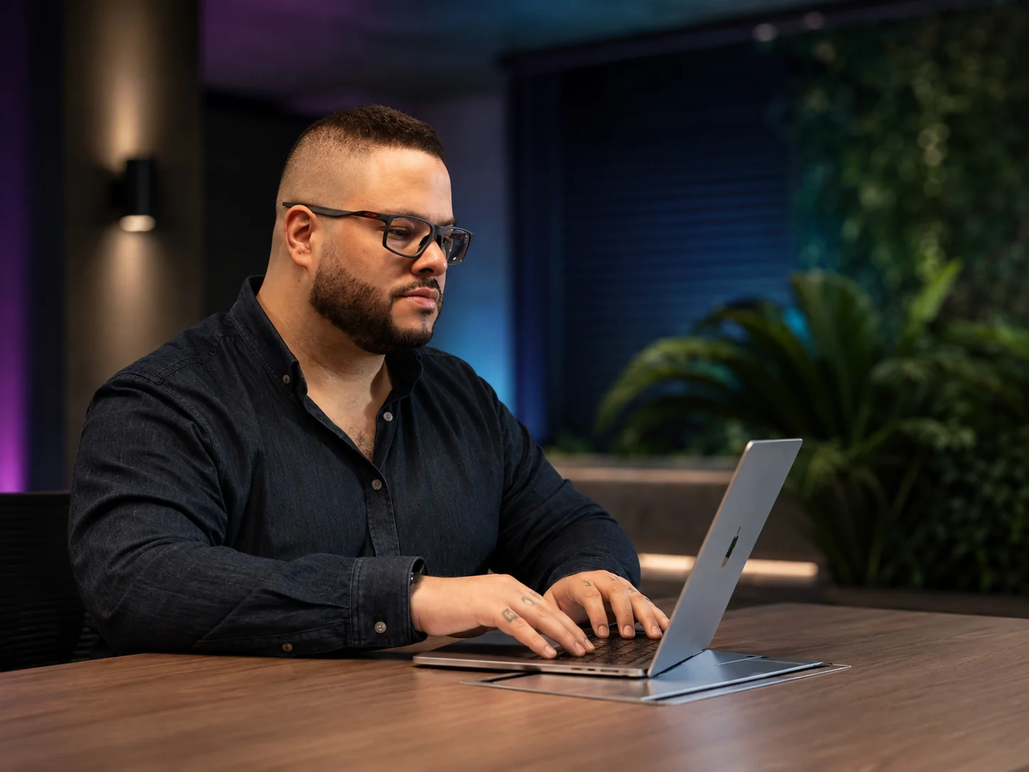 Humberto Lozano trabajando en su computador